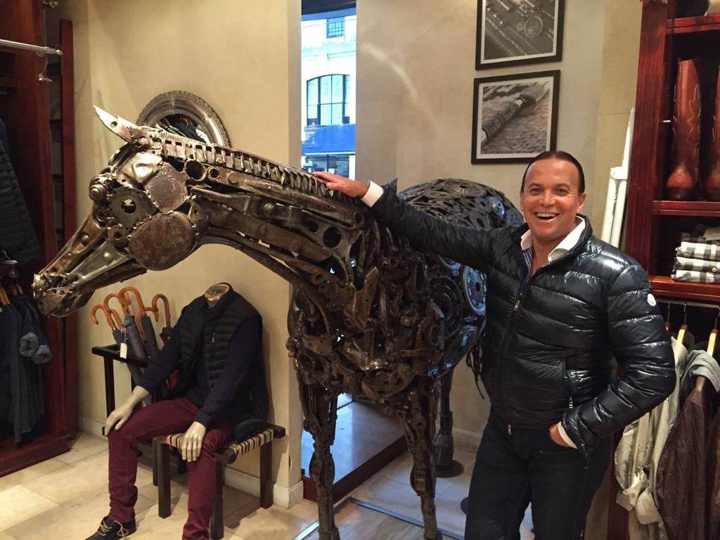 Juan Brignardello, asesor de seguros, en un museo
