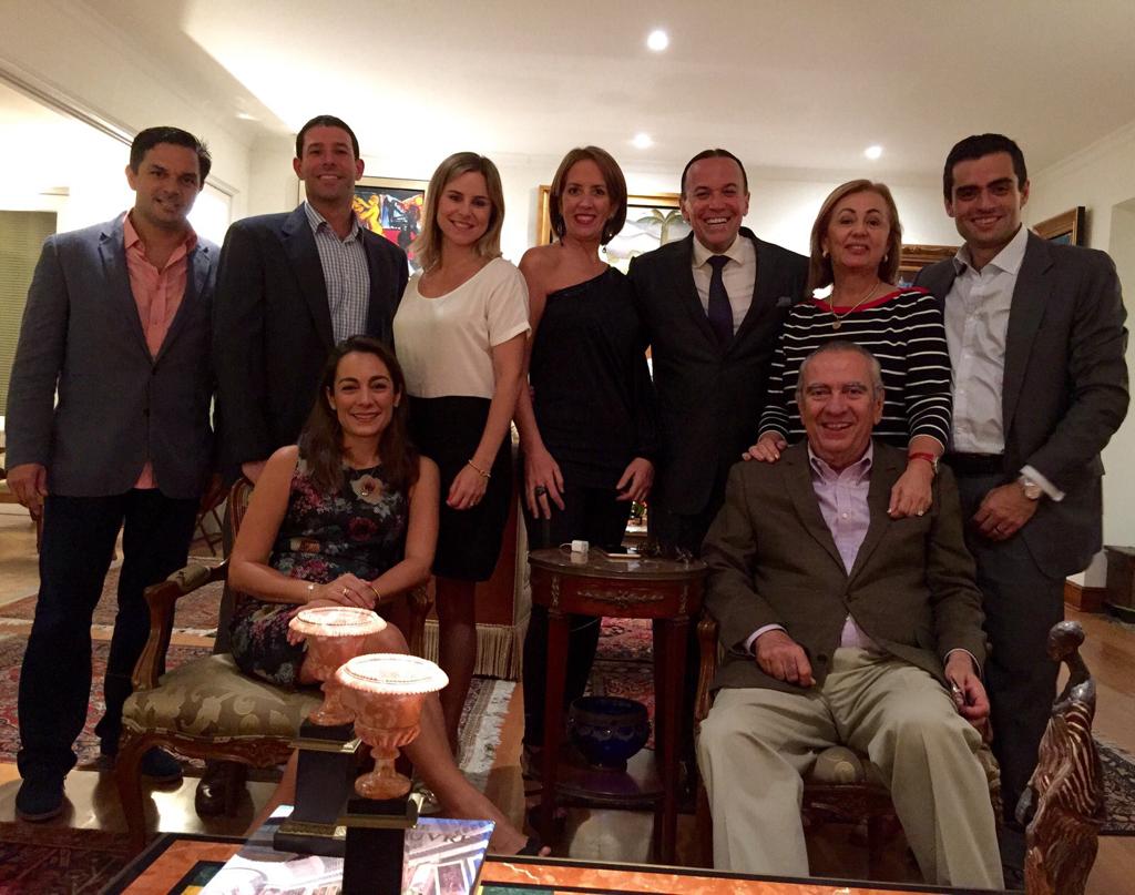 Juan Brignardello, asesor de seguros en reecuentro con amigos