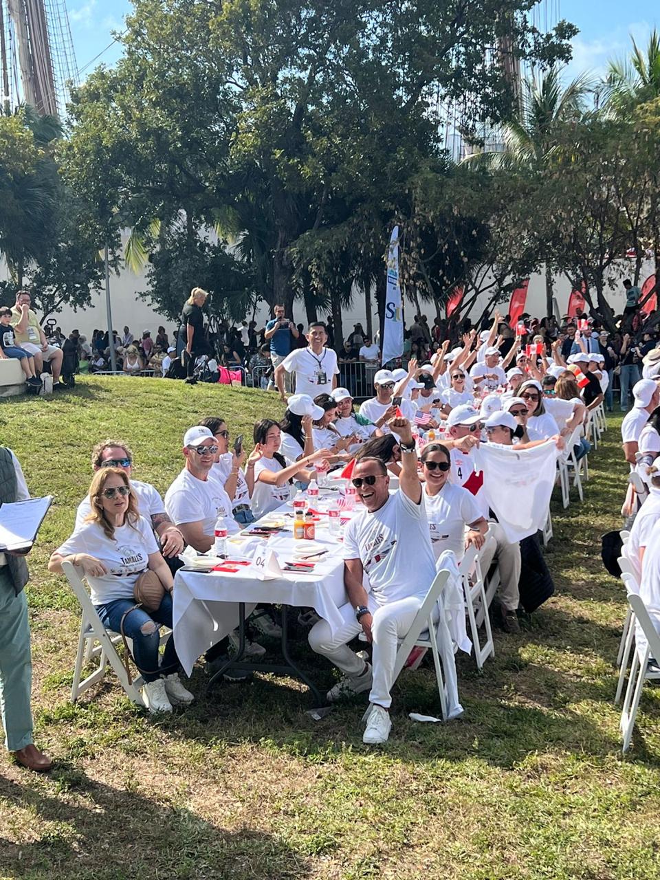 Juan Brignardello,asesor de seguros, en Miami celebrando el record Guiness al tamal más grande el mundo.