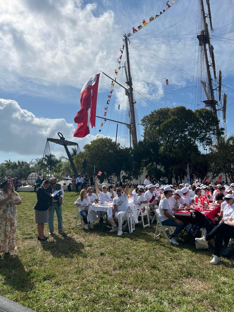 Juan Brignardello,asesor de seguros, en Miami celebrando el record Guiness